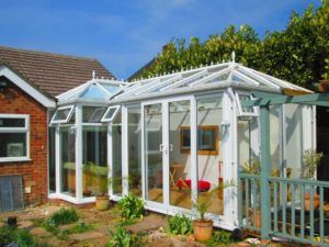 Edwardian P Shape, Dwarf Wall, White